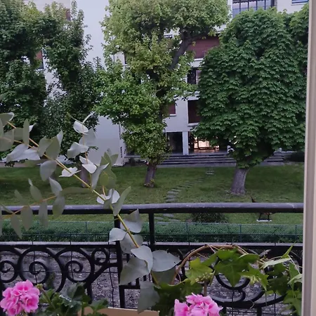 10 Minutes From Paris Apartment